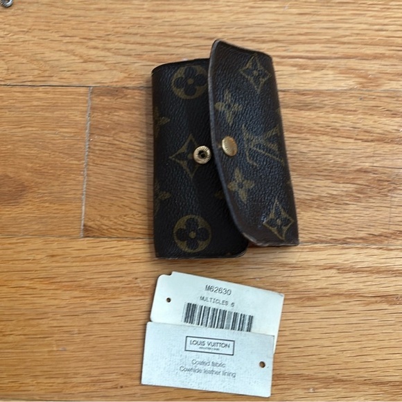 LOUIS VUITTON KEY CHAIN - Picture 1 of 2